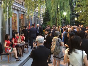 Chinesische und deutsche Gäste; apartes chinesisches Musikensemble